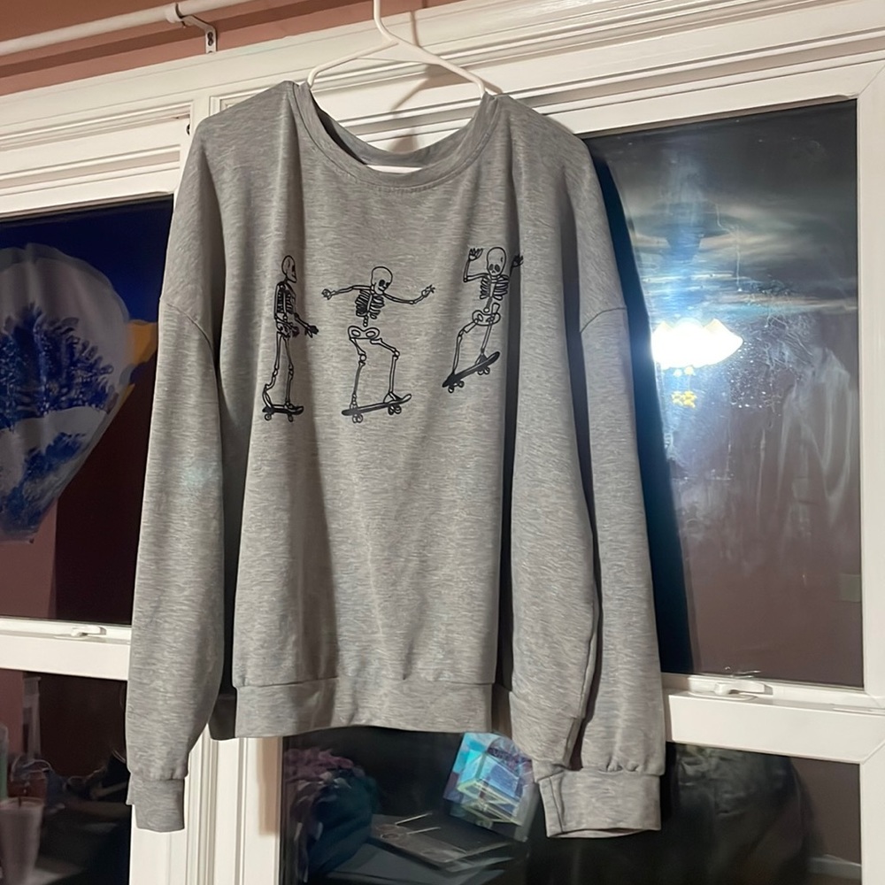 Grey slight cropped sweatshirt with three skeletons